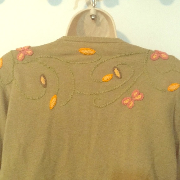 VTG embroidered flower bottom front cardi - Picture 3 of 8